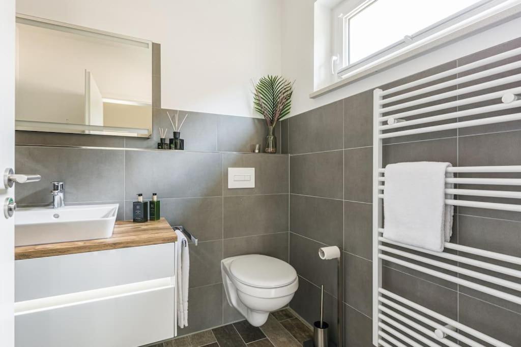 5 Sterne-Ferienhaus Eisvogel Am See Mit Sauna Und Kamin Krakow am See Exterior foto